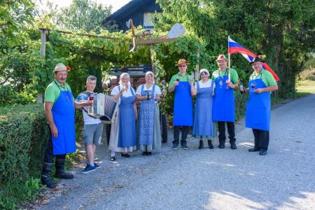 FOTO- Vinogradniki na Debelem hribu postavili klopotec 11